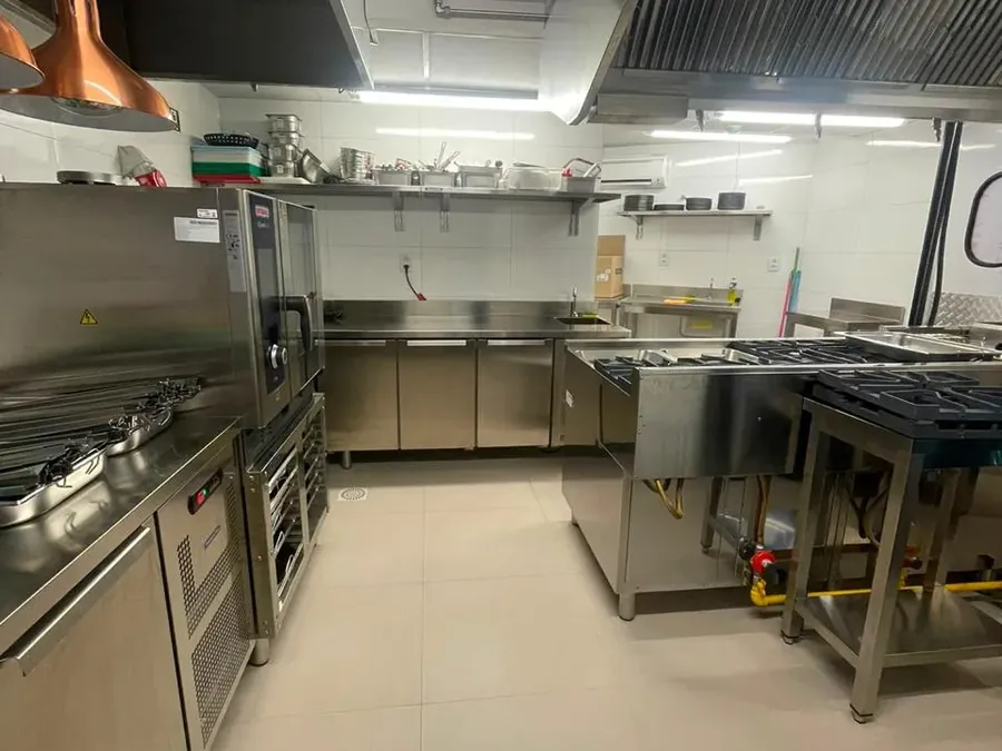 Cozinha industrial - Equipamentos e acabamento completos