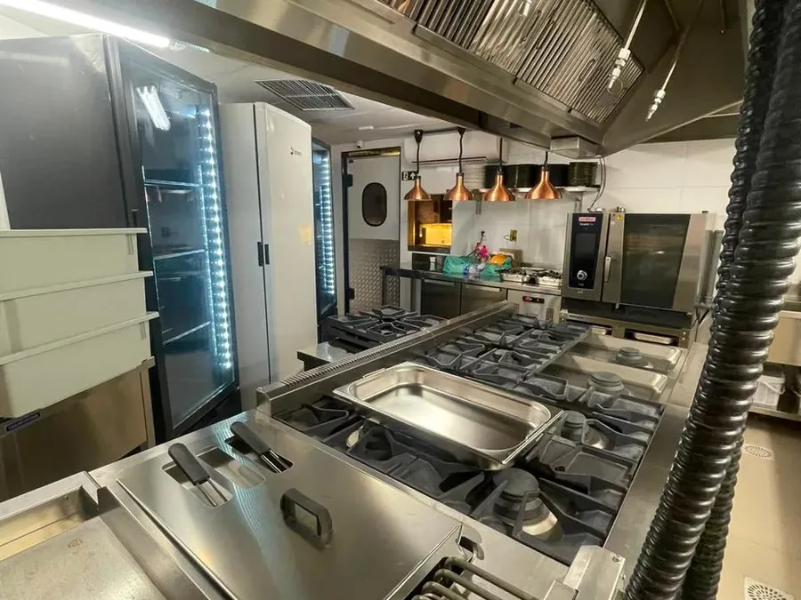 Cozinha industrial - Equipamentos e acabamento completos